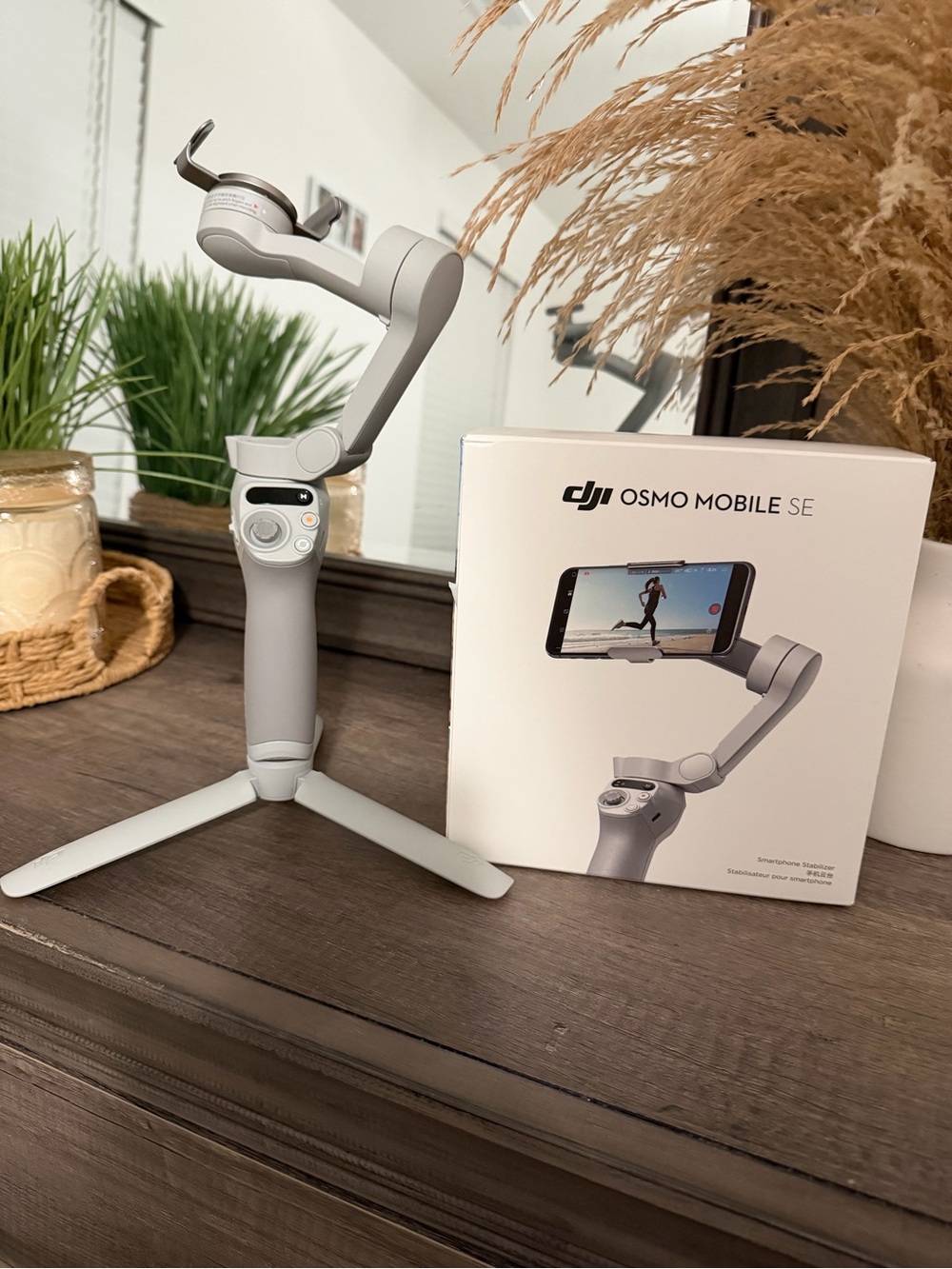 DJI Osmo Mobile SE Gimbal in Light Gray